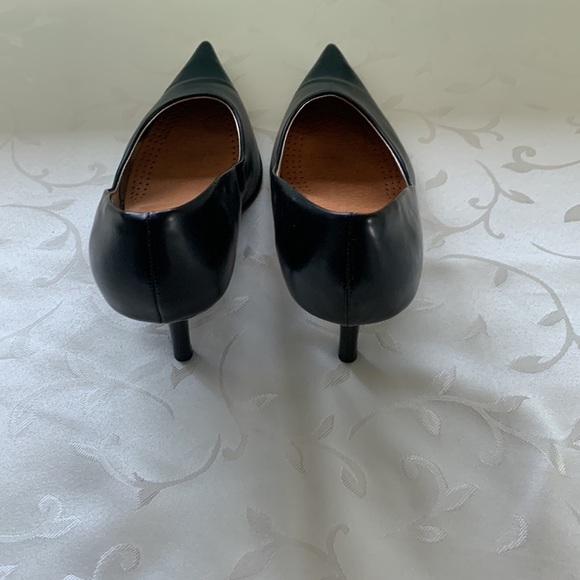 5 Pairs of very cute ladies shoes - Picture 6 of 16